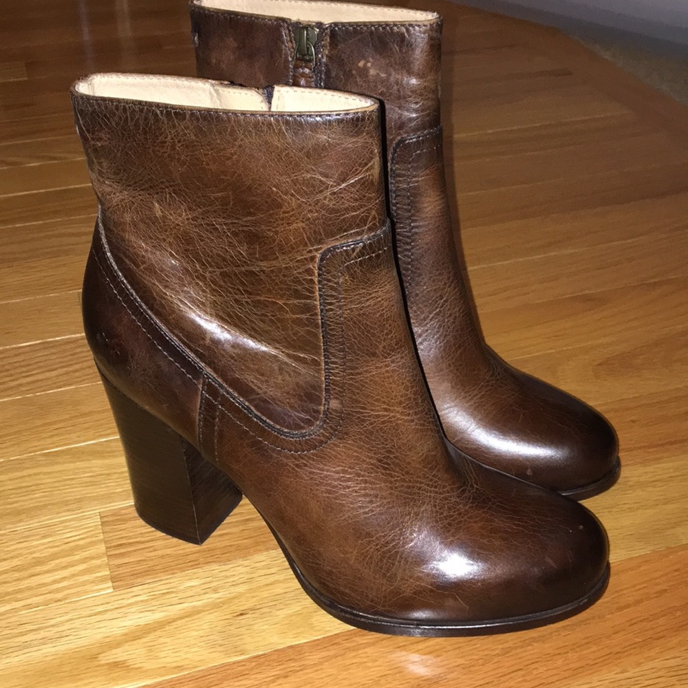 NWOB Brown Frye leather zip up heeled booties